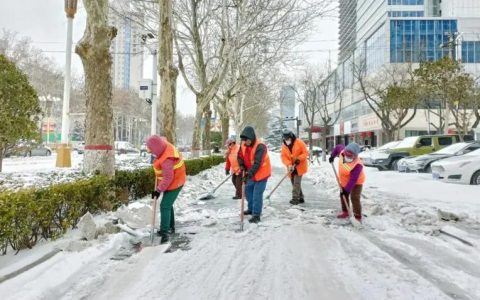 黄冈环卫全力除雪保畅通