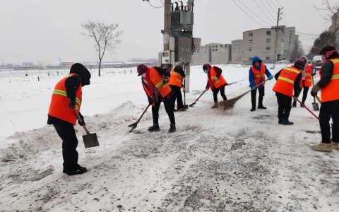 黄冈市环卫中心迎战今冬第一场雪