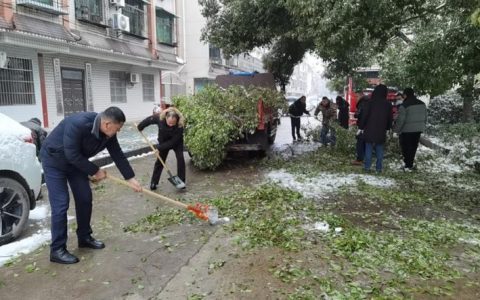 黄州区城管干部清扫积雪保畅通