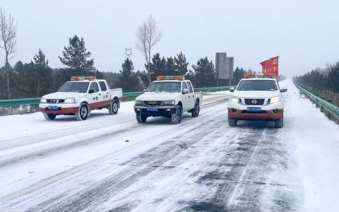 全市交通系统迎战冰雪保畅通