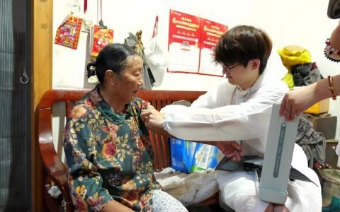 校医院家庭医生团队上门服务暖民心