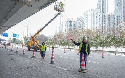 雪后天寒，武汉集中为桥梁隧道清除冰凌