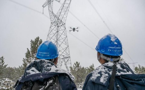 来凤县：多方协同除冰保畅护电网