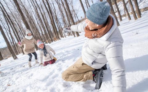 打“雪仗” 护家乡