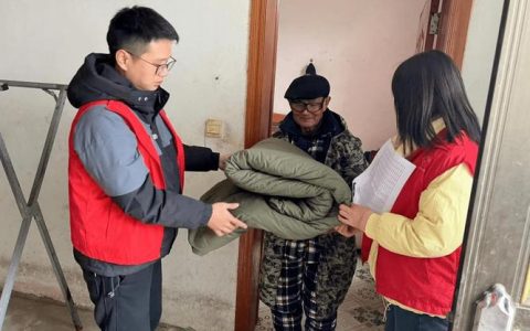 流塘办事处开展“雪中送暖”独居老人走访慰问专项行动