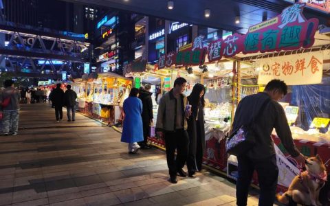 精细化人性化的城市治理，赋予了株树下夜市有温度的活力——  且看夜市烟火长