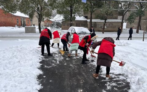 以雪为令，退役军人志愿者清雪保畅