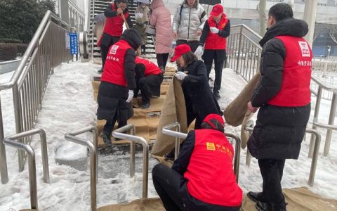 风雪中的“志愿红”  咸宁市街头暖流涌动
