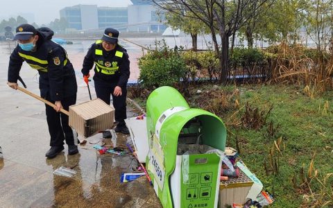 咸安城管开展“清洁家园”行动 集中清理道路沿线建筑垃圾