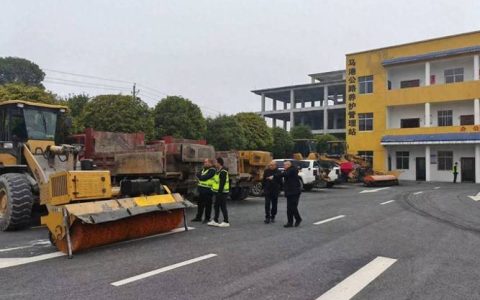 通城交通部门破冰除险护出行