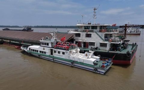 长江黄石段迎来首艘新能源公务艇