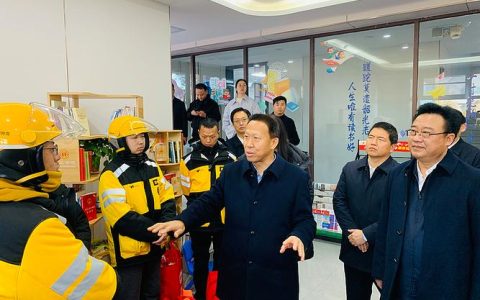 刘雪荣到黄冈送温暖时强调