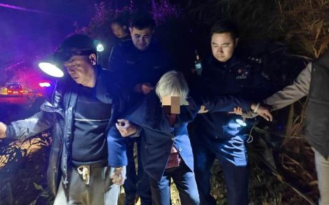 蕲春：警民同心踏雪搜山，七旬老人寒夜获救