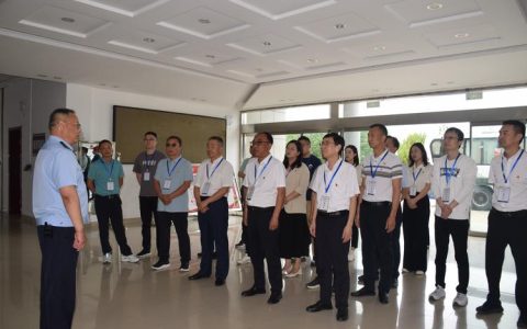 咸安区烟草专卖局主要负责人 指导基层所部133看板讲解工作