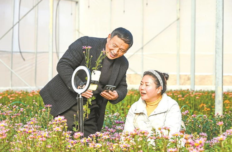 浠水能人返乡创业 直播助力鲜花销售