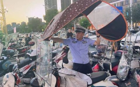 黄冈交警“拆篷剪架”重拳整治遮阳雨篷