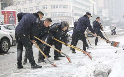 崇阳县城市管理执法局迎战冰雪保通畅