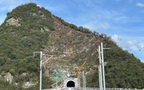 兴山东隧道全隧贯通 武汉坐高铁4小时到重庆