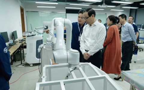 黄剑雄陈红辉率考察团赴武汉考察