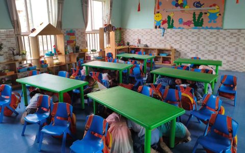 竹根滩镇中心幼儿园组织开展防震应急疏散演练