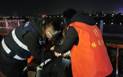 寒夜巡查送暖 救助点亮希望