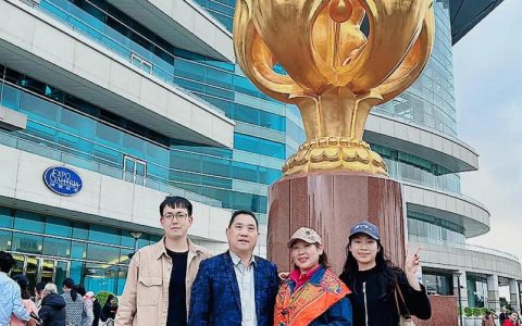 香港75人游客团打卡荆门