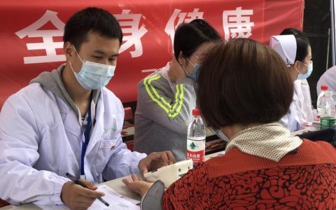 咸安区 温泉社区卫生服务中心开展麻风病防治宣传义诊