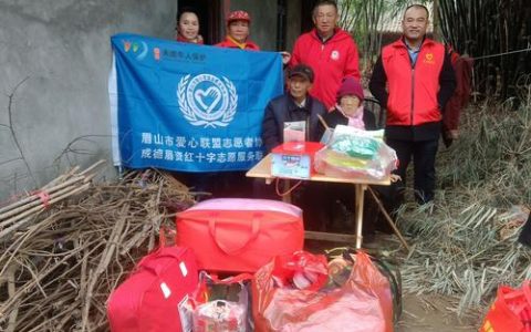 咸安区马桥镇潜山村“暖冬慰问”在行动 村干部化身志愿者寒冬走访暖民心