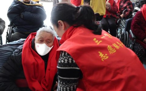 西山街道雷山社区多样化服务保障老人温暖过冬