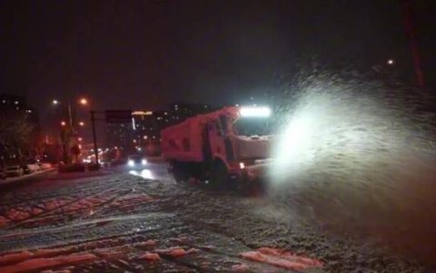 市城管系统机械人工昼夜奋战