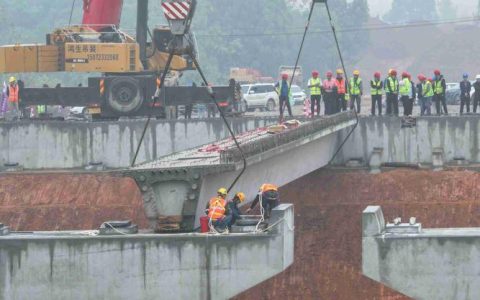 鄂州机场高速二期 保安互通主线桥桥面铺装完成