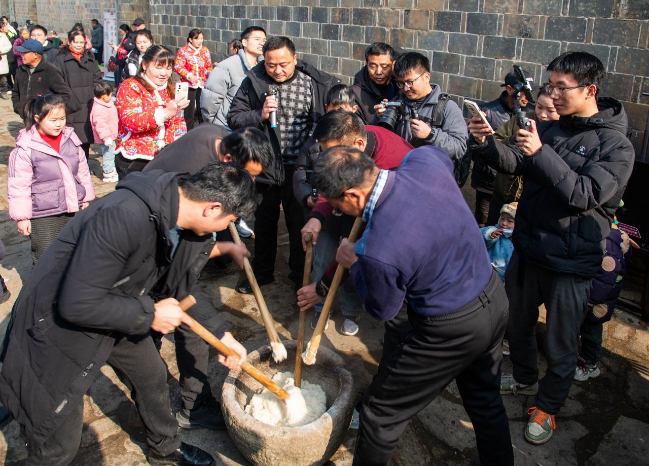 红安县新春民俗活动热闹非凡