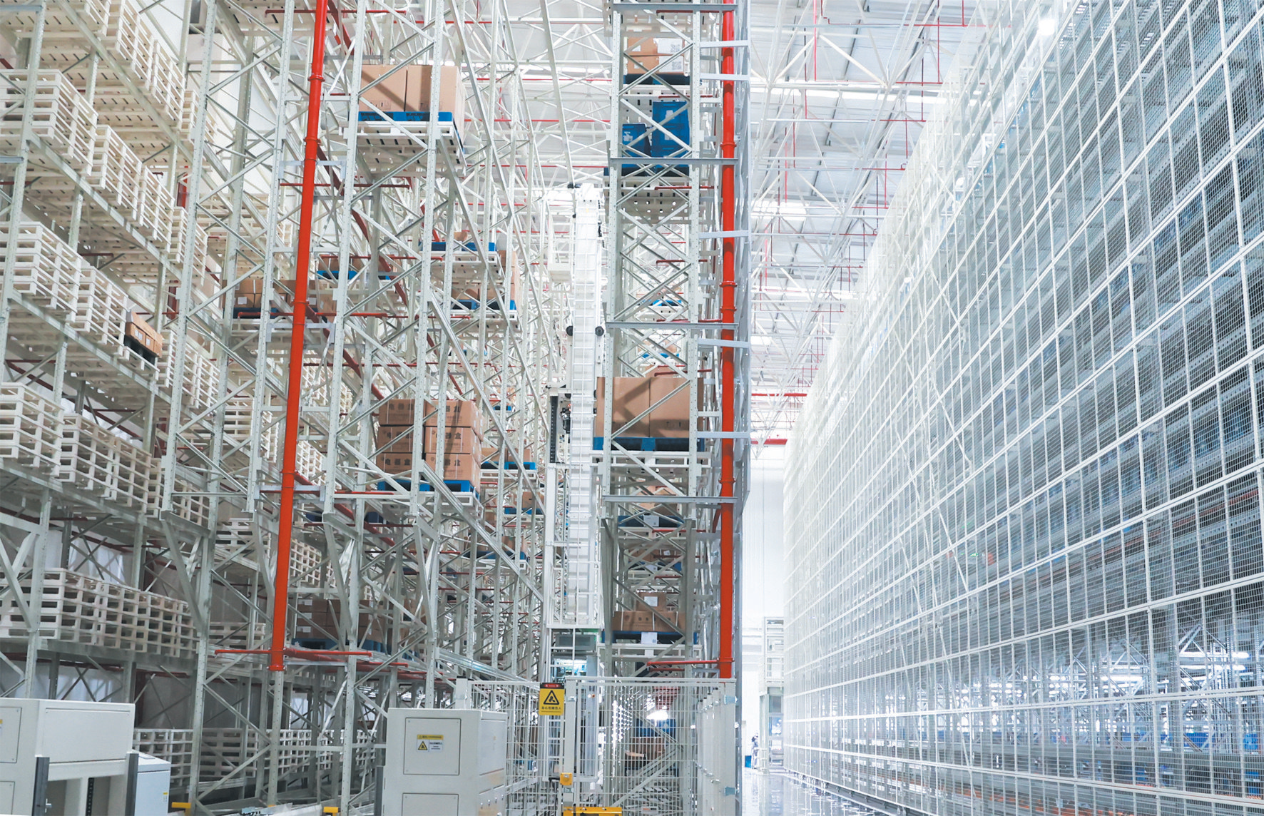 288台机器人“舞动”智慧工厂——东风商用车D600项目在十堰正式投产