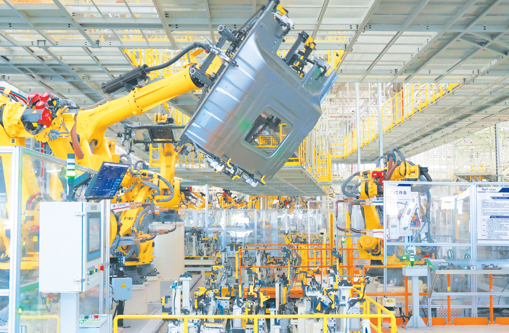 288台机器人“舞动”智慧工厂——东风商用车D600项目在十堰正式投产