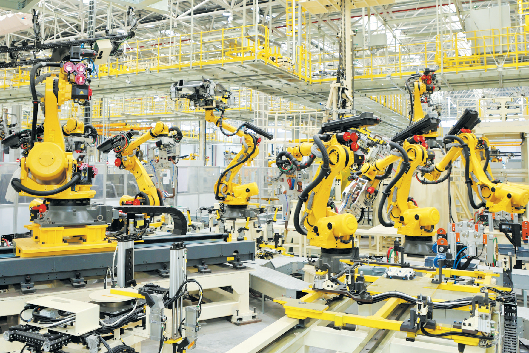 288台机器人“舞动”智慧工厂——东风商用车D600项目在十堰正式投产