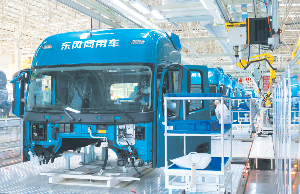 288台机器人“舞动”智慧工厂——东风商用车D600项目在十堰正式投产