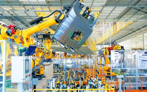 288台机器人“舞动”智慧工厂——东风商用车D600项目在十堰正式投产