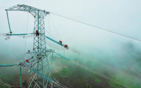 湖北主网首例500千伏恩施变电站完成带电“换芯”