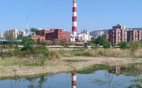 废弃烟囱“退役”了