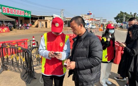 “红马甲”把节味与温情送到群众心坎上