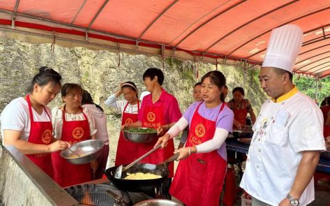 嘉鱼县新街镇： 乡村厨师集中培训 守护舌尖上的安全