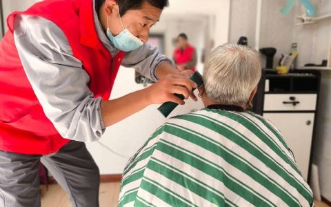 免费理发送关爱 尊老敬老暖人心