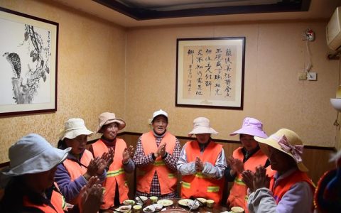 致敬城市文明守护者 爱心企业为400余名环卫工人举办团圆宴