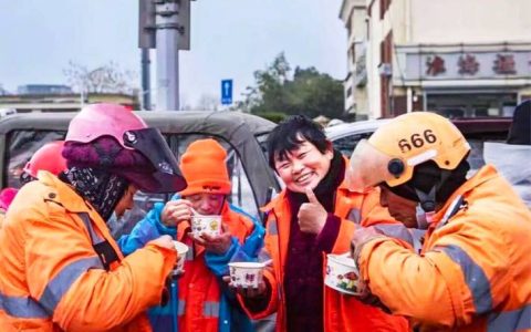 香飘四溢腊八粥   爱心温暖环卫工