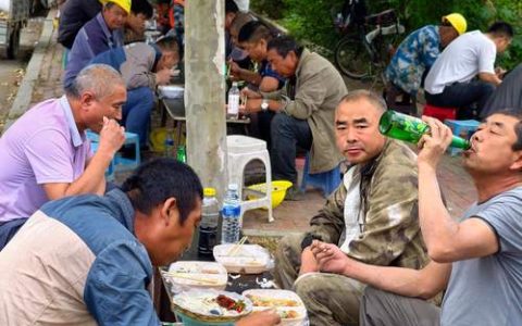 8 元管饱！荆门这对夫妻的“工地饭摊”太暖心
