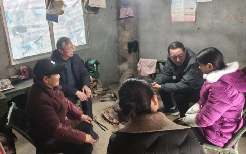 赤壁团市委入村走访 关怀送到群众心坎上