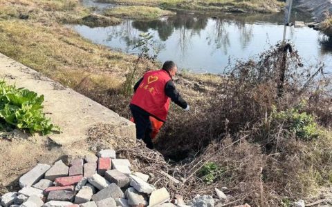 通城县五里镇青年干部争当环境整治“排头兵”