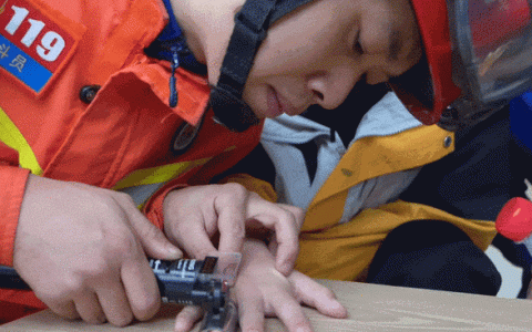 戒指“咬手”消防员解套