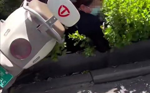 女子骑电动车不慎摔倒在马路中间，危急时刻 公交女司机果断下车救援