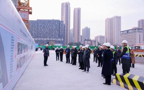 [湖北日报]在项目建设现场、智能生产线上、城乡社区里……  潜江新年擂响奋斗的鼓点